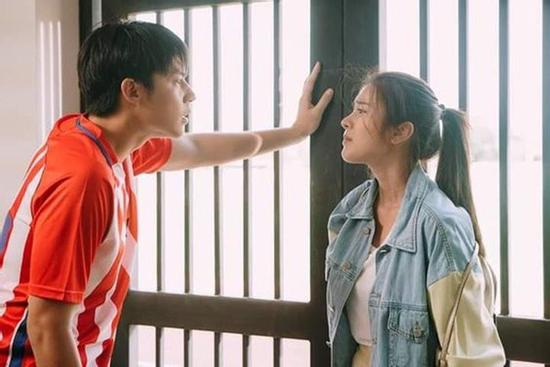 Ly hôn xong mẹ giục mãi mới đi xem mắt, tôi đánh rơi túi xách khi nhìn rõ người đó