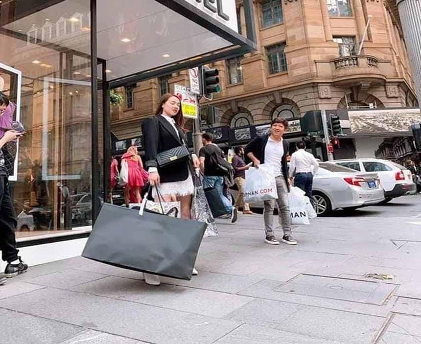 Nhã Phương lồng lộn như kiều nữ, Trường Giang kè kè dép tổ ong-3