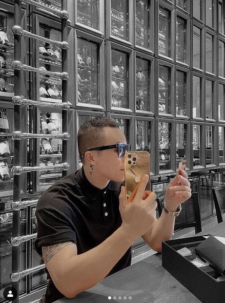 Vũ Khắc Tiệp được tặng iPhone mạ vàng 18k giá 250 triệu đồng-2