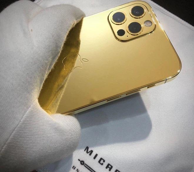 Vũ Khắc Tiệp được tặng iPhone mạ vàng 18k giá 250 triệu đồng-5