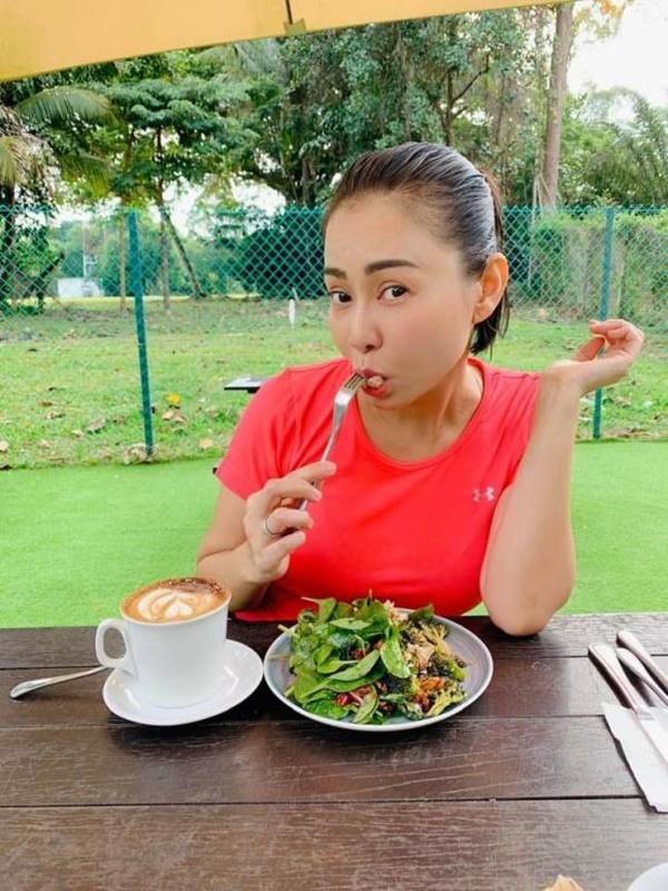 Thu Minh chia sẻ cuộc sống thường ngày: "Thanh niên gương mẫu. Bắt đầu một ngày bằng chạy bộ từ 7 giờ sáng và ăn sáng với rau ơi là rau. Healthy life. Rồi tối mình đi... nhậu nghen".