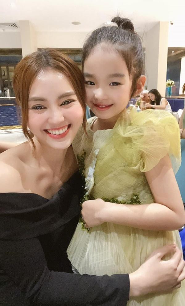 Xuân Lan chia sẻ ảnh con gái chụp cùng Ninh Dương Lan Ngọc, mong "ngọc nữ" sớm vượt qua những chuyện không hay, khép lại tin sao Việt.