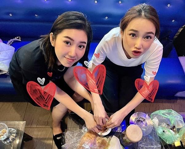 Thúy Ngân và Nhã Phương thân thiết khi đi đóng phim chung.