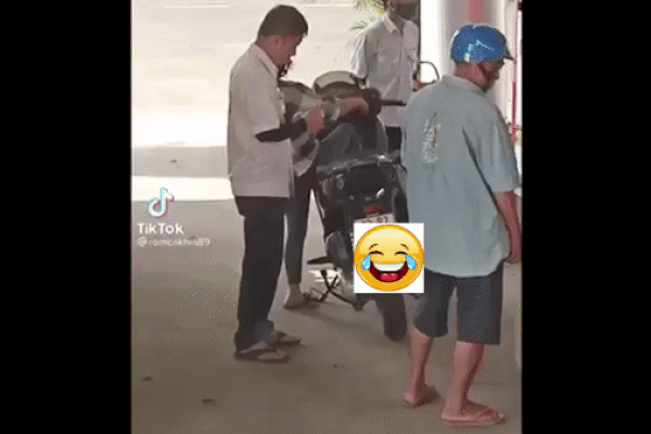 Cảnh đỗ xe cồng kềnh của cô gái khiến dân tình toát mồ hôi-8