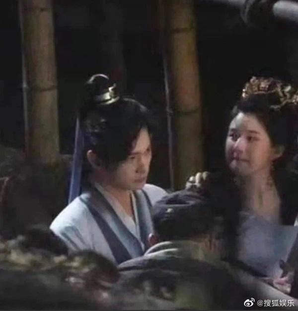 Triệu Lộ Tư hớn hở đứng kế Dương Dương nhưng nhan sắc có cách biệt quá xa?-1