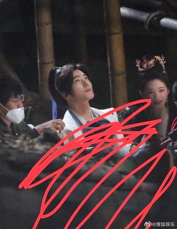 Triệu Lộ Tư hớn hở đứng kế Dương Dương nhưng nhan sắc có cách biệt quá xa?-2