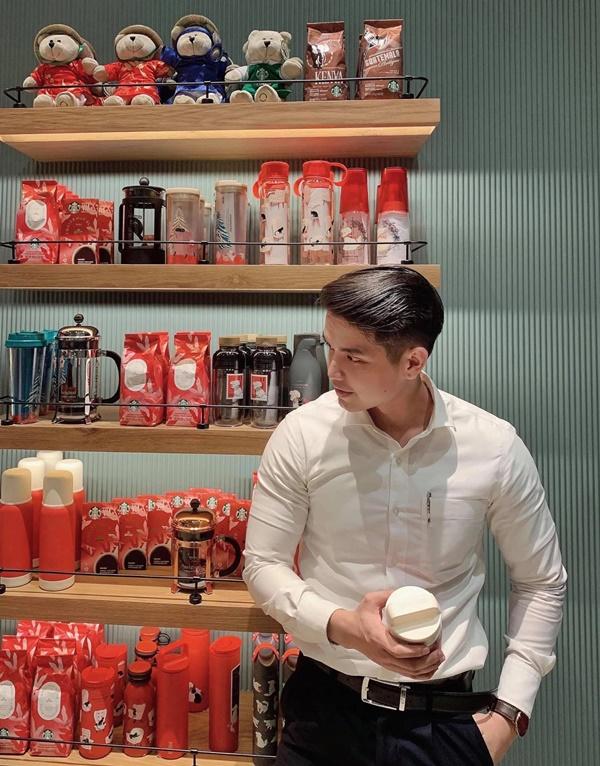 Nam tiếp viên hàng không cõng bà cụ xuống thang máy bay nhận được lời khen-6