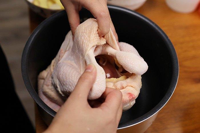 Cho con gà vào nồi cơm điện, 1 tiếng sau được món ngon-2