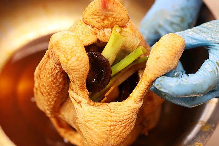 Cho con gà vào nồi cơm điện, 1 tiếng sau được món ngon-5