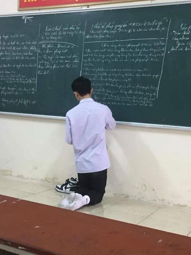 Lên bảng làm bài nam sinh cởi giày hiệu, bóc giá xong mà choáng-1