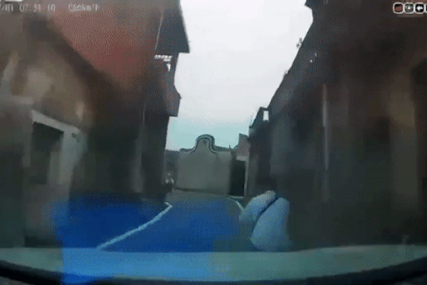 Clip: Khoảnh khắc ô tô nổ lốp, 8 người trong xe bị hất văng-1