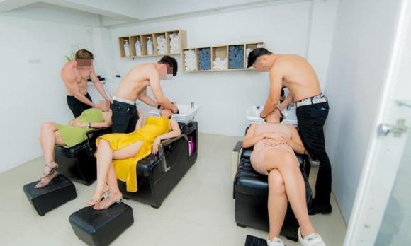 Salon tóc thuê dàn trai 6 múi cởi trần phục vụ chị em gây tranh cãi-1