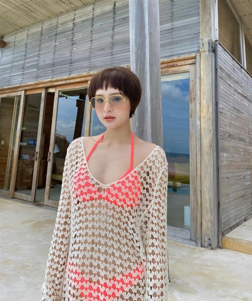 Hiền Hồ diện đồ bơi trễ nải như sắp tụt đến nửa vòng 1-9