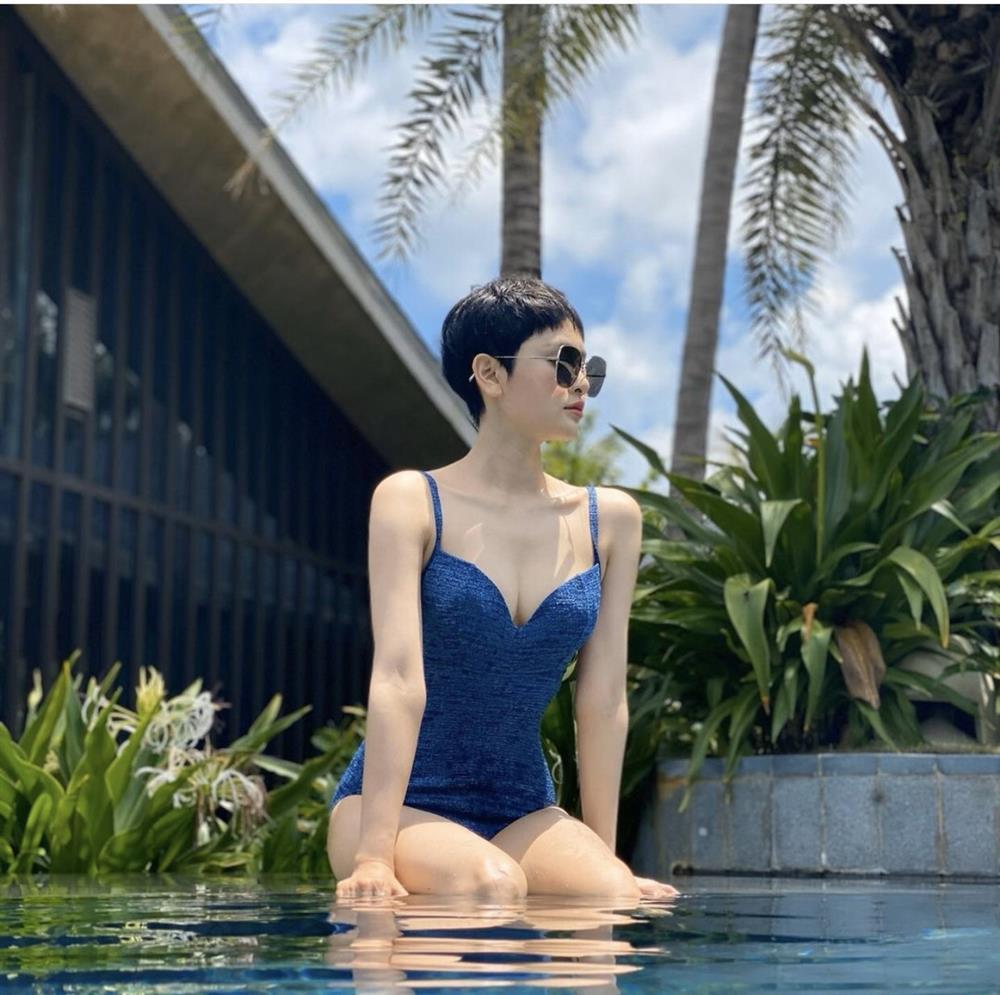 Hiền Hồ diện đồ bơi trễ nải như sắp tụt đến nửa vòng 1-8