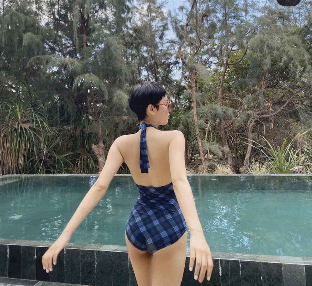 Hiền Hồ diện đồ bơi trễ nải như sắp tụt đến nửa vòng 1-10