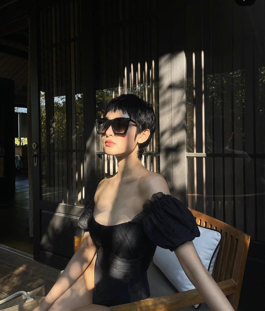 Hiền Hồ diện đồ bơi trễ nải như sắp tụt đến nửa vòng 1-1