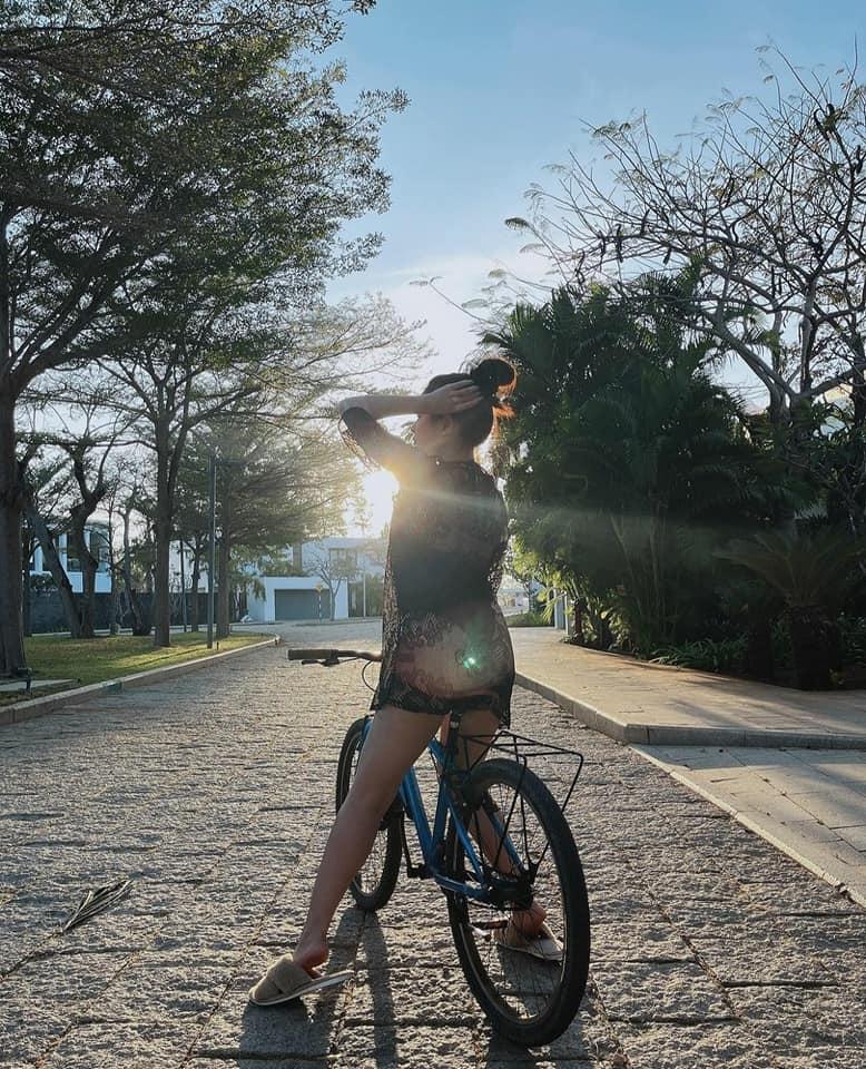 Hoàng Thùy Linh khoe hình áo tắm sexy nhưng bị nhắc nhở: Mặc quần vào-8