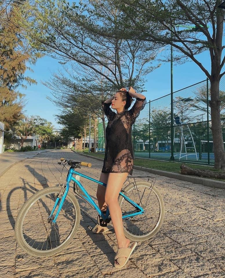 Hoàng Thùy Linh khoe hình áo tắm sexy nhưng bị nhắc nhở: Mặc quần vào-9