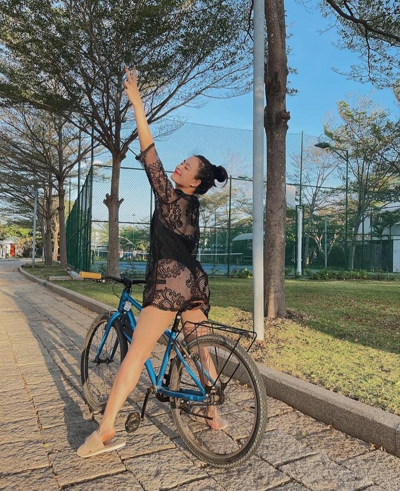 Hoàng Thùy Linh khoe hình áo tắm sexy nhưng bị nhắc nhở: Mặc quần vào-10