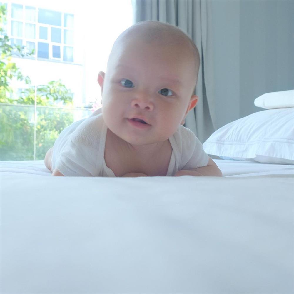 Cặp song sinh tròn 4 tháng, Hà Hồ đăng ảnh cận mặt nhìn thích mê-7