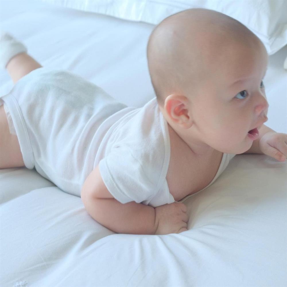 Cặp song sinh tròn 4 tháng, Hà Hồ đăng ảnh cận mặt nhìn thích mê-8