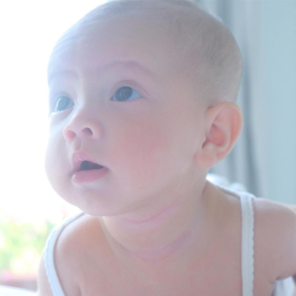 Cặp song sinh tròn 4 tháng, Hà Hồ đăng ảnh cận mặt nhìn thích mê-3