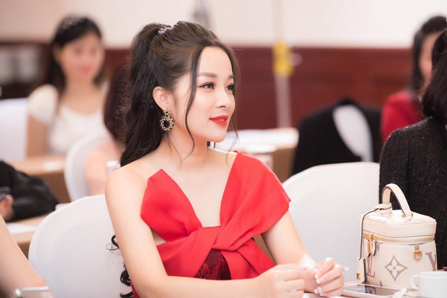 Vàng Anh Minh Hương: Tuổi 39 mà ngỡ em chưa 18-2