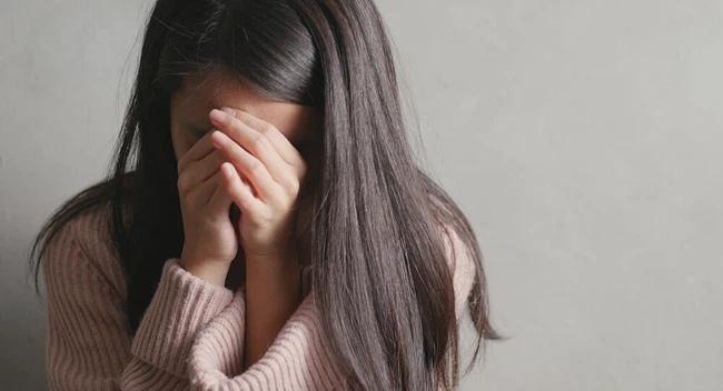 Lỡ tay sờ vào điện thoại người yêu, cô gái phát hiện sự thật khủng khiếp-1