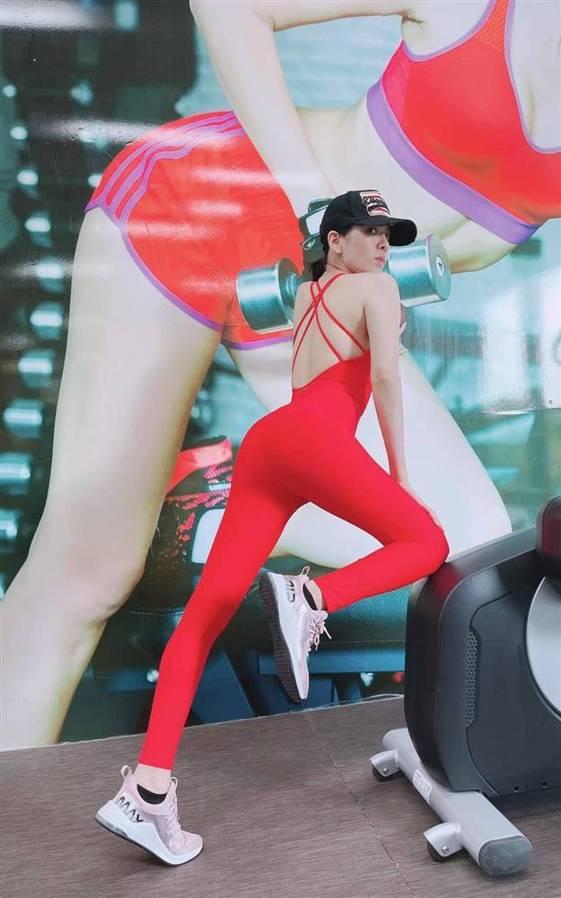 1001 kiểu pose dáng từ gợi cảm đến phản cảm của Lệ Quyên với đồ tập-1