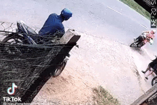 Clip: Xe kéo cán qua người phụ nữ mang bầu khiến tất cả kinh hãi-3