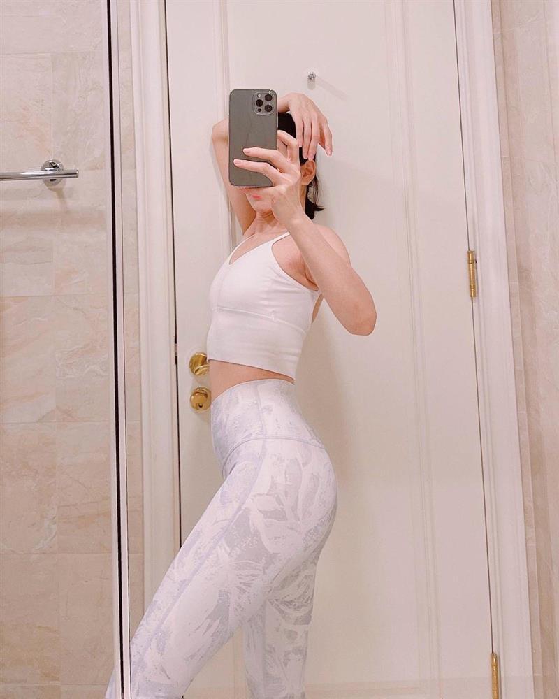 1001 kiểu pose dáng từ gợi cảm đến phản cảm của Lệ Quyên với đồ tập-4