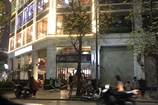 Hà Nội: Người đàn ông đang uống cà phê thì lên tầng 5 rồi nhảy xuống