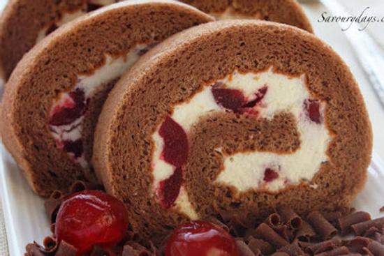 Tự làm bánh kem cuộn dâu chocolate