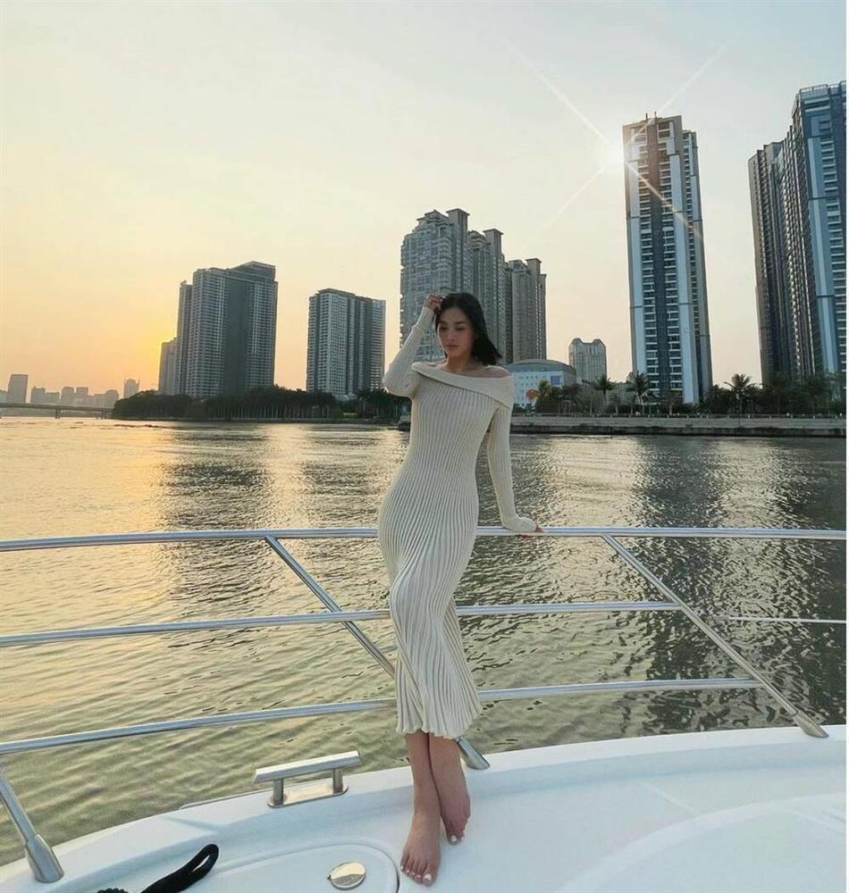 Tiểu Vy diện đồ bó sát khoe vòng 1 khiến fan không thể rời mắt-8