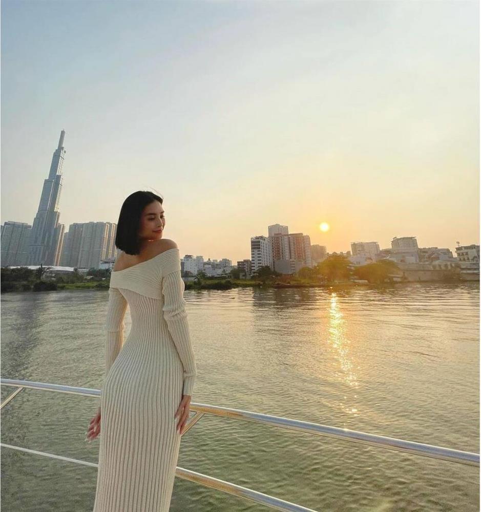 Tiểu Vy diện đồ bó sát khoe vòng 1 khiến fan không thể rời mắt-9