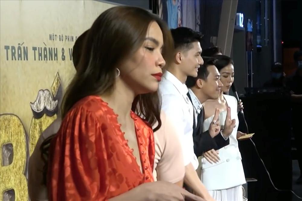 Hồ Ngọc Hà - Lệ Quyên cùng 2 người tình bơ nhau trên thảm đỏ-5