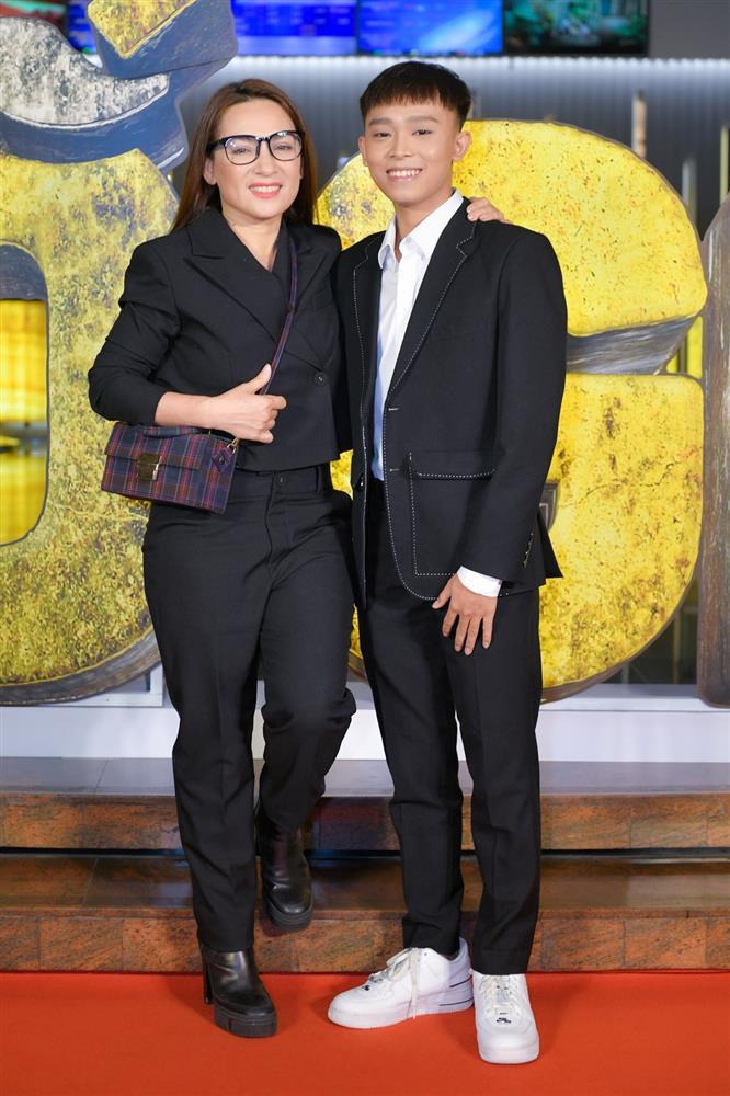 Hồ Ngọc Hà - Lệ Quyên cùng 2 người tình bơ nhau trên thảm đỏ-15