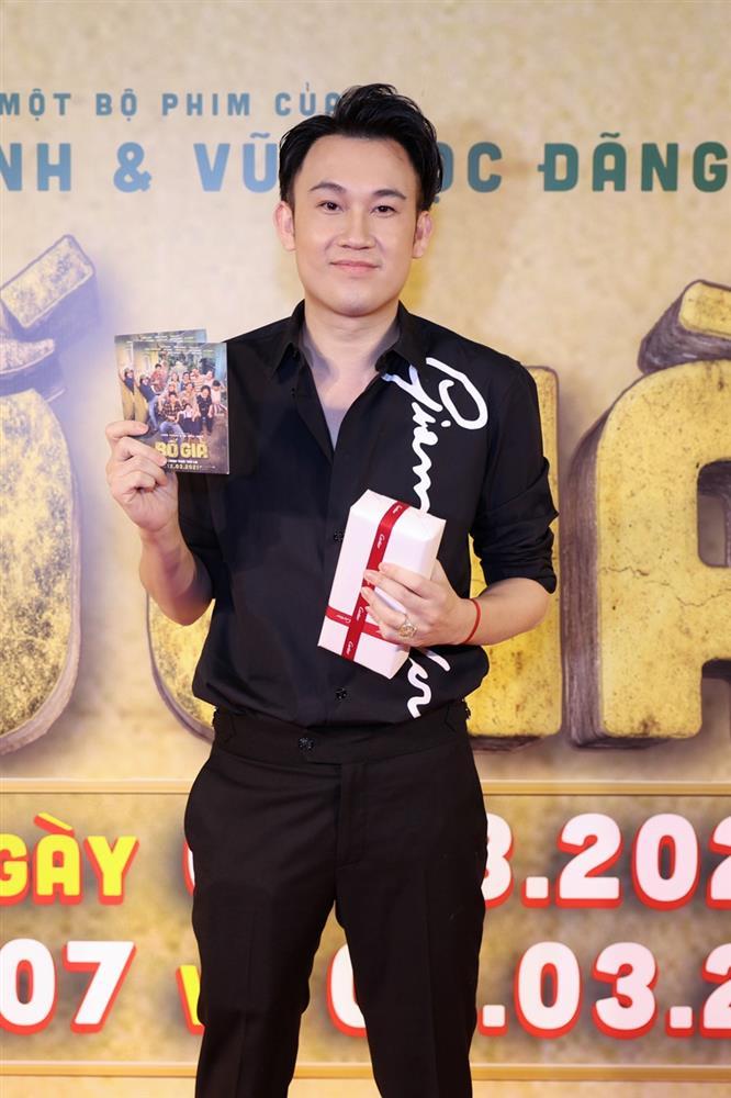 Hồ Ngọc Hà - Lệ Quyên cùng 2 người tình bơ nhau trên thảm đỏ-17