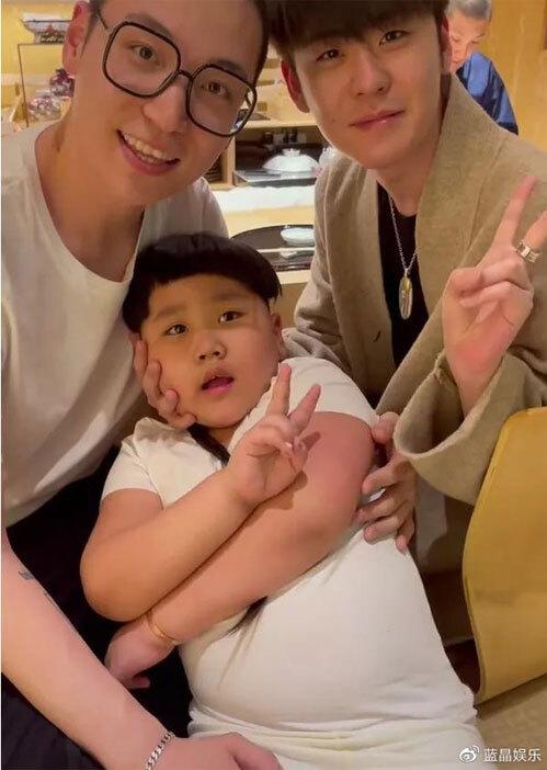 Muôn kiểu chiều con của giới sao nhà giàu Trung Quốc-1