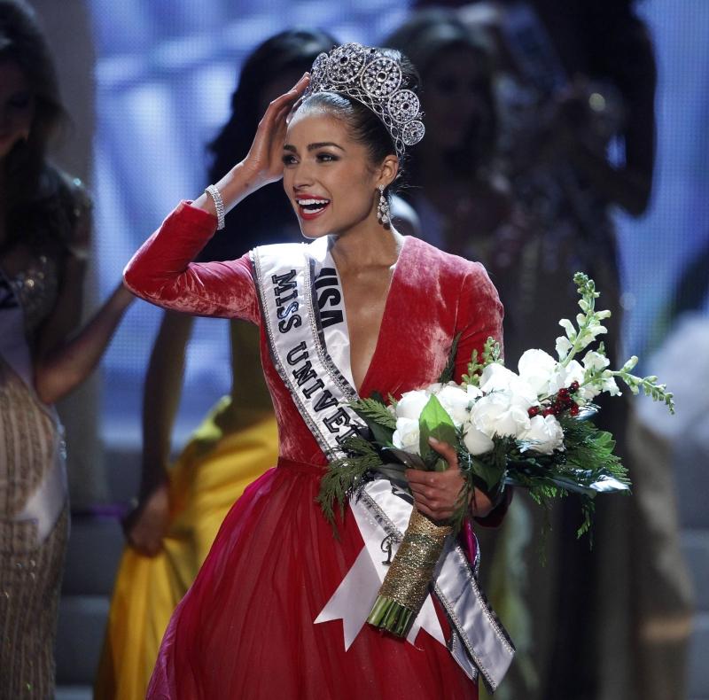 Người đẹp Mỹ Olivia Culpo đăng quang Hoa hậu Hoàn vũ 2012. Chiến thắng này gây ra một số tranh cãi về yếu tố thiên vị chủ nhà, chiều cao tân hoa hậu chỉ 1m66. Tuy nhiên không thể phủ nhận Olivia Culpo sở hữu gương mặt hoàn hảo hiếm ai sánh bằng.