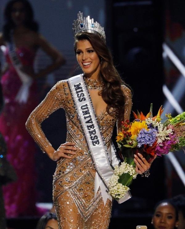 Năm 2016, người chiến thắng làm đẹp lòng dư luận. Đó là Iris Mittenaere của nước Pháp. Cô sở hữu vẻ đẹp đậm chất cổ điển cùng chiều cao 1m72, ba vòng bốc lửa.