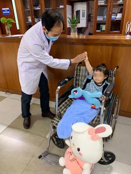 Bé gái rơi từ tầng 13 xuất viện tươi rói-3