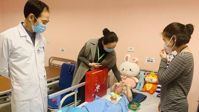 Bé gái rơi từ tầng 13 xuất viện tươi rói-2