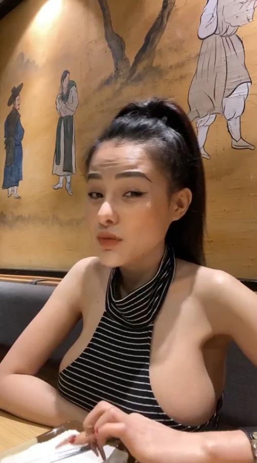 Vòng 1 Ngân 98 như muốn nhảy xổ ra ngoài vì chiếc áo chật ních-1