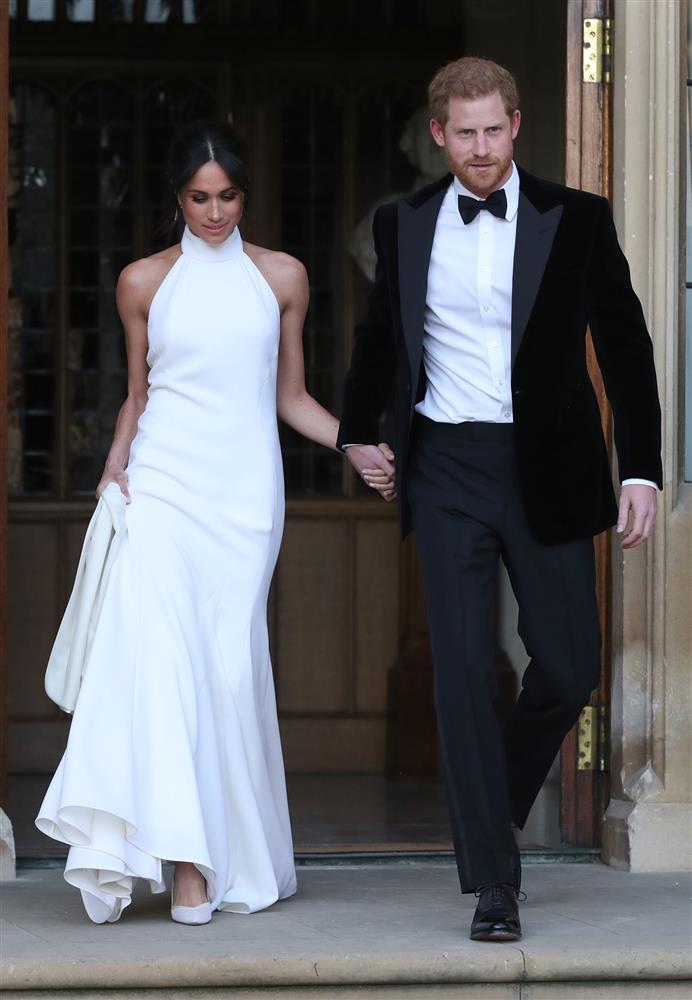 Bóc giá đồ hiệu người hoàng gia Anh mặc, đắt nhất là chiếc váy cưới 332.000 USD-13