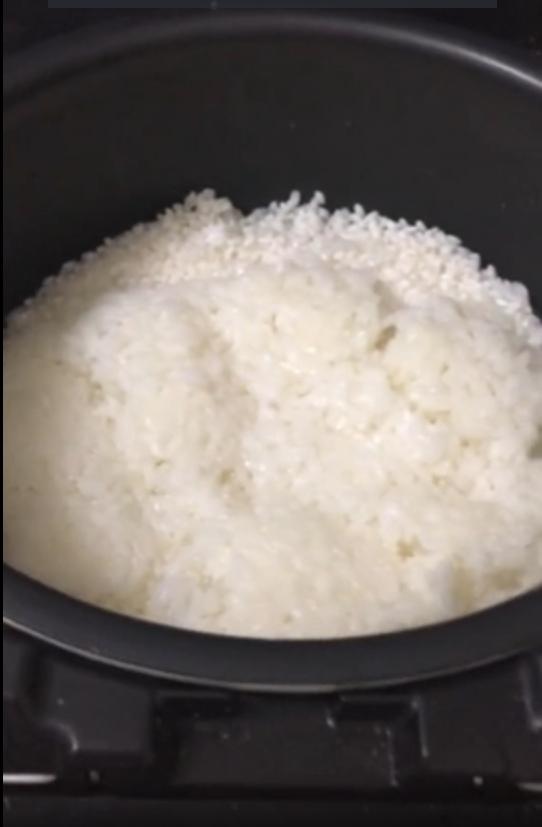 Đỉnh kout: Trong một nồi cơm mà bên sống bên nhão-1