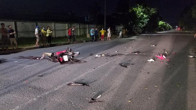 Xe máy đâm nhau nát bươm ở Sài Gòn làm 4 người bất tỉnh, 2 người tử vong-3