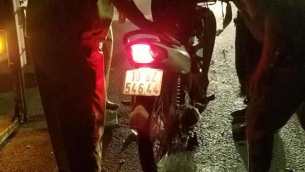 Xe máy đâm nhau nát bươm ở Sài Gòn làm 4 người bất tỉnh, 2 người tử vong-4