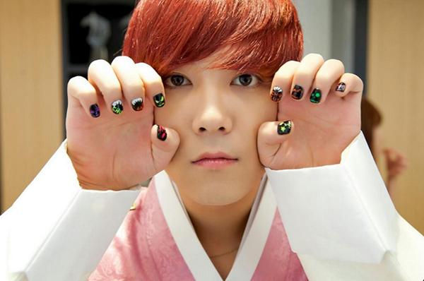 Lee Hong Ki (F.T Island) cũng chăm thay đổi kiểu móng 