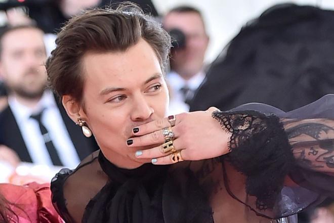 Tại Met Gala 2019, Harry Styles tạo dấu ấn khi diện áo có chi tiết xuyên thấu, nơ cổ nữ tính và đánh móng tay 2 màu xanh dương, đen.